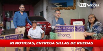 RI Noticias hace entrega de sillas de ruedas