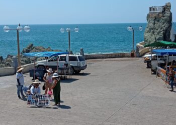 Vendedores de playa en Mazatlán reportan ligera mejoría en ventas y esperan repunte en Semana Santa