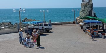 Vendedores de playa en Mazatlán reportan ligera mejoría en ventas y esperan repunte en Semana Santa