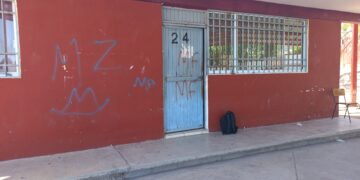 Vandalizan con grafiti Secundaria Técnica 72, en Culiacán