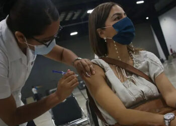 Confirman que personas vacunadas tienen menor riesgo de sufrir covid prolongado