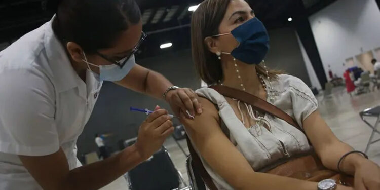 Confirman que personas vacunadas tienen menor riesgo de sufrir covid prolongado