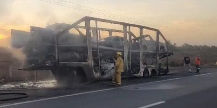 Se incendia camión Nodriza en la maxipista Culiacán – Mazatlán