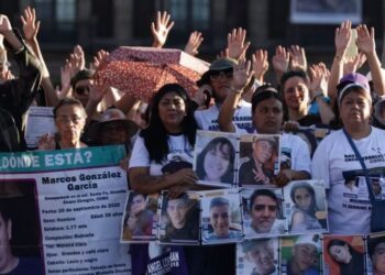 “Les buscamos y solo nosotras les encontramos”, reclaman; vigilia por Teuchitlán entre zapatos, velas y hasta un enfrentamiento