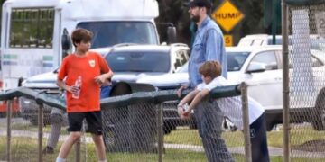 Piqué se reencuentra con sus hijos, mientras Shakira continúa con su gira