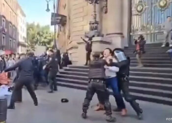 Toreros, ganaderos y charros protestan frente al Congreso de la CDMX; se enfrentan a policías