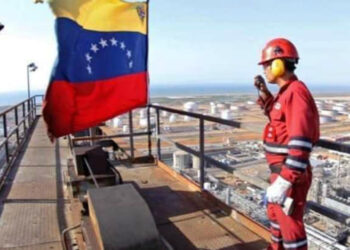Sheinbaum rechaza aranceles de EE.UU. a países que compren petróleo de Venezuela