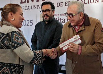 Inicia el gobernador Rocha con la entrega de las becas Rita Cetina para secundaria