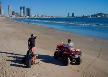 Tres personas rescatadas en playas de Mazatlán tras activación de protocolos de salvamento