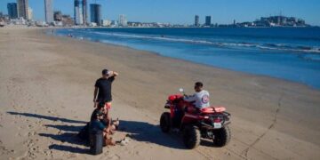 Tres personas rescatadas en playas de Mazatlán tras activación de protocolos de salvamento