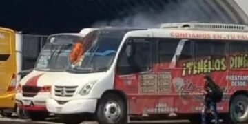 Arde camión urbano mientras estaba estacionado