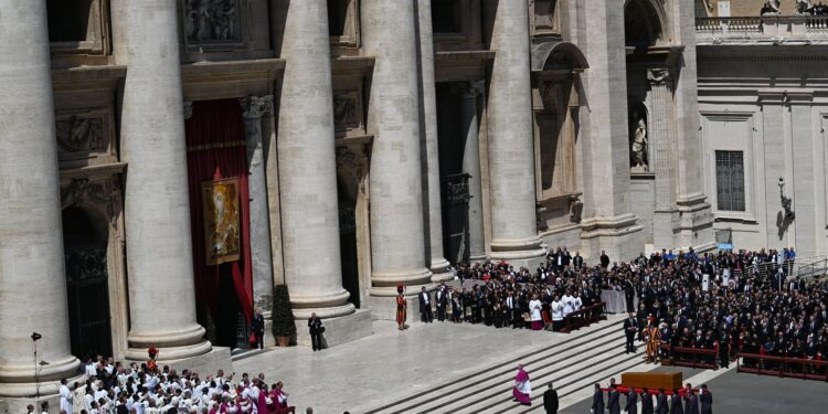 Miles de fieles se despiden del papa emocionados ante Santa María la Mayor