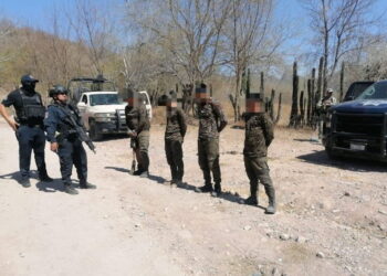 Grupo Interinstitucional detiene a cuatro civiles con armas, equipo táctico y municiones, en Escuinapa