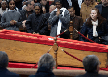 Sheinbaum se defiende ante críticas por no asistir al funeral del papa Francisco