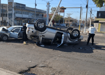 Dos mujeres heridas tras choque y volcadura en la colonia Guadalupe Victoria en Culiacán