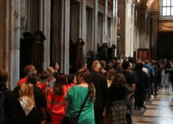 Miles de personas visitan la tumba del Papa Francisco en las primeras horas de apertura al público
