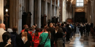 Miles de personas visitan la tumba del Papa Francisco en las primeras horas de apertura al público