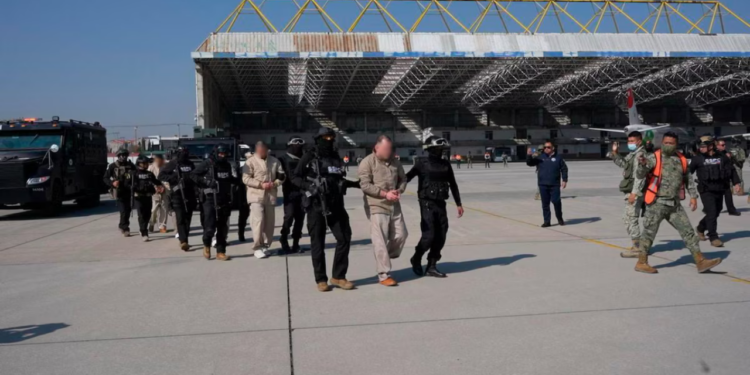 México alista la entrega de otros 40 narcos a EEUU, revela Ioan Grillo