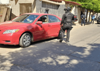 Atacan a balazos un vehículo en la colonia 5 de Mayo en Culiacán