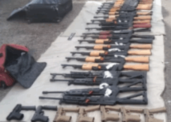 Aseguran arsenal con 22 fusiles AK-47 a bordo de autobús en Culiacán