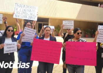Trabajadores del sector Salud de Sinaloa se manifiestan en Palacio de Gobierno para exigir basificación
