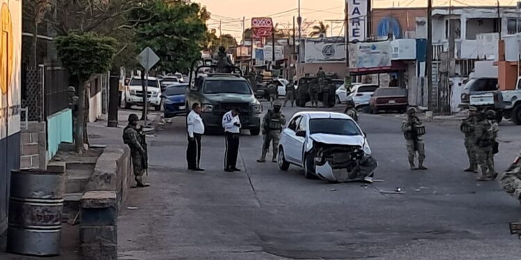 Ejército asegura vehículo accidentado en la colonia Díaz Ordaz