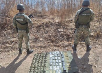 Militares aseguran cargadores, cartuchos y drogas y en Culiacán