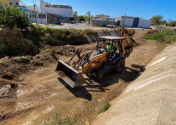 Gobierno de Mazatlán limpia 26 kilómetros de canales pluviales