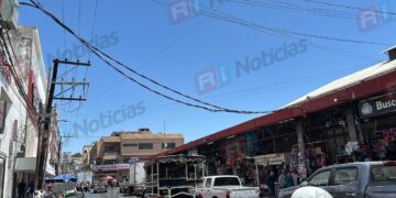 Reportan cableado colgado en calle Melchor Ocampo, frente al Mercado Pino Suárez