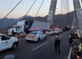 Tráiler embiste punto de revisión policiaco en el puente Baluarte. Hay tres agentes sin vida