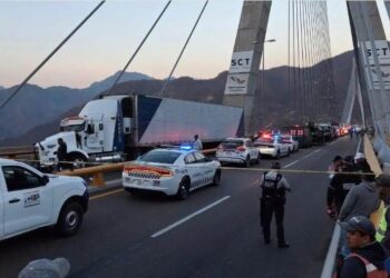 Tráiler embiste punto de revisión policiaco en el puente Baluarte. Hay tres agentes sin vida