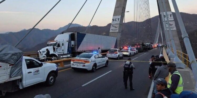 Tráiler embiste punto de revisión policiaco en el puente Baluarte. Hay tres agentes sin vida