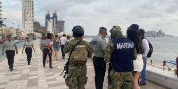 Salvavidas rescatan del mar a dos mujeres y encuentran a niña extraviada en la playa de Mazatlán