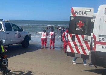 Rescatan a dos personas de ahogarse en playas de El Tambor en Navolato