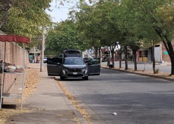 Aseguran camioneta con artefactos explosivos en la colonia Emiliano Zapata, en Culiacán