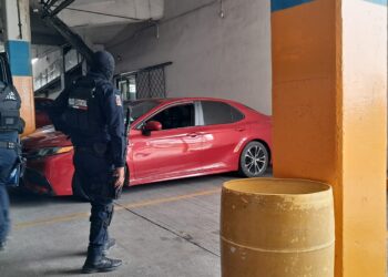 Sujetos intentan despojar un automóvil por la avenida Obregón, en Culiacán