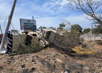 Vuelca camión cargado de tomate en la sindicatura de Costa Rica, Culiacán