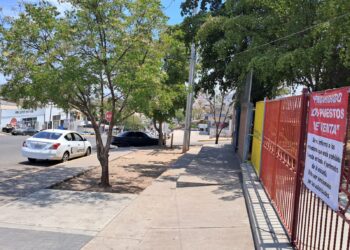 Despojan cuatro vehículos afuera de un kinder en Culiacán