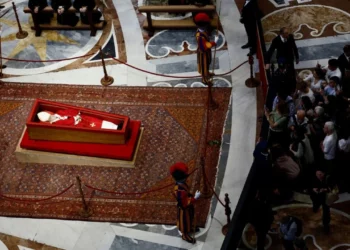 El Vaticano mantiene abierta la capilla ardiente del Papa Francisco toda la noche por gran afluencia