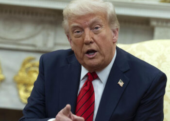 Trump dice no entender cómo los jueces pueden quitarle autoridad en temas migratorios