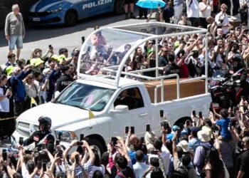 Papamóvil que trasladó el cuerpo del papa Francisco es el mismo que utilizó en su visita a México en 2016