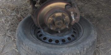 Persecución en el Tecomate de Siqueros deja vehículos dañados por ponchallantas