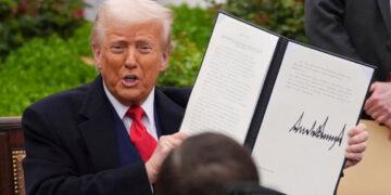 Donald Trump firma orden ejecutiva con “aranceles recíprocos”,  excluye a México de la lista