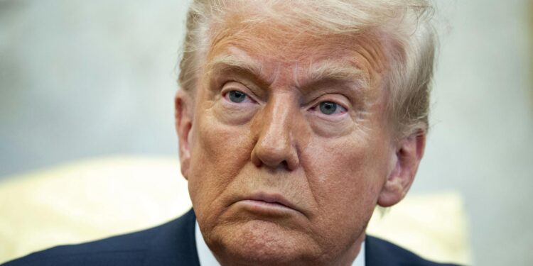 Trump analiza posible aplicación de aranceles a semiconductores