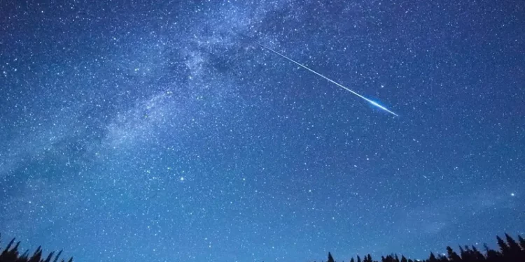 Lluvia de meteoros Eta Acuáridas 2025: fechas, hora ideal y cómo verla