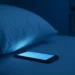 Dormir con el celular bajo la almohada: lo que sí puede pasar