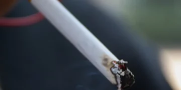 Mexicanos fumadores gastan casi 500 pesos al mes en cigarros