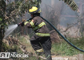 Incendio a espaldas de La Campiña consume tres casas de madera