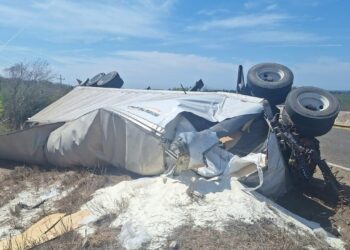 Se vuelca caja de tráiler con azúcar en la maxipista Culiacán-Mazatlán