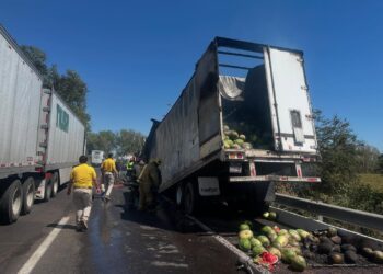 Se incendia tráiler en la maxipista Culiacán Mazatlán a la altura de Quilá
